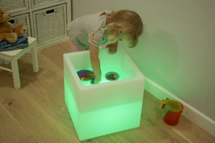 Podświetlany mały stolik sensoryczny z zagłębieniem