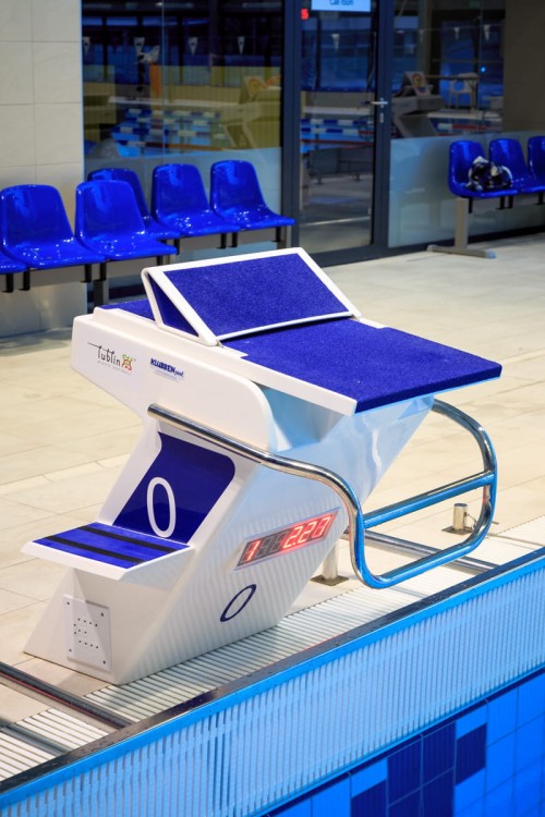 Wysoki słupek startowy z wyświetlaczem i platformą OSB12