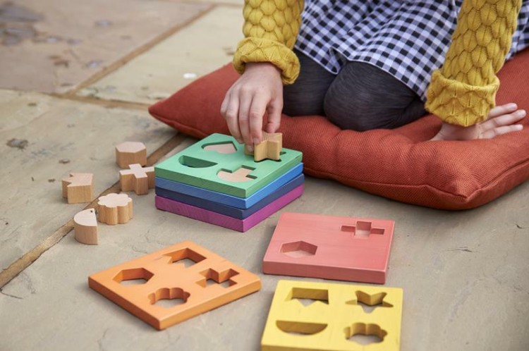 Drewniany tęczowy sorter kształtów TickiT