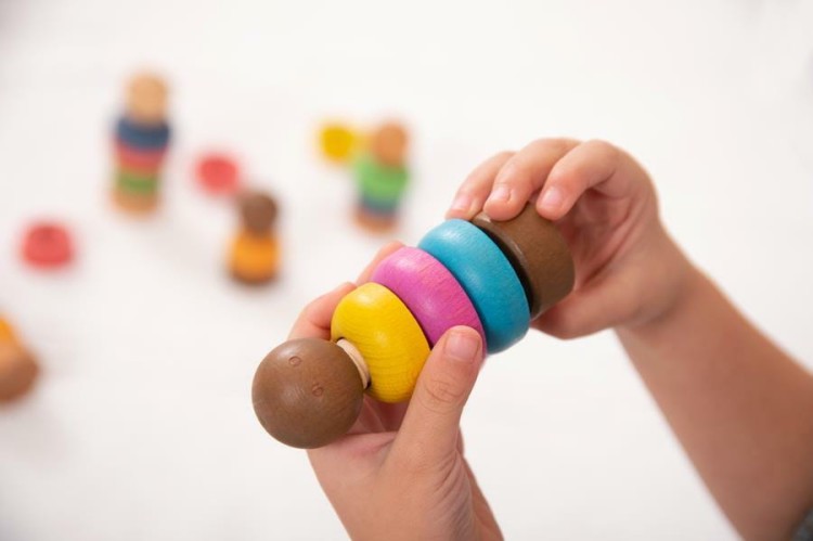 Tęczowe drewniane ludziki duży zestaw