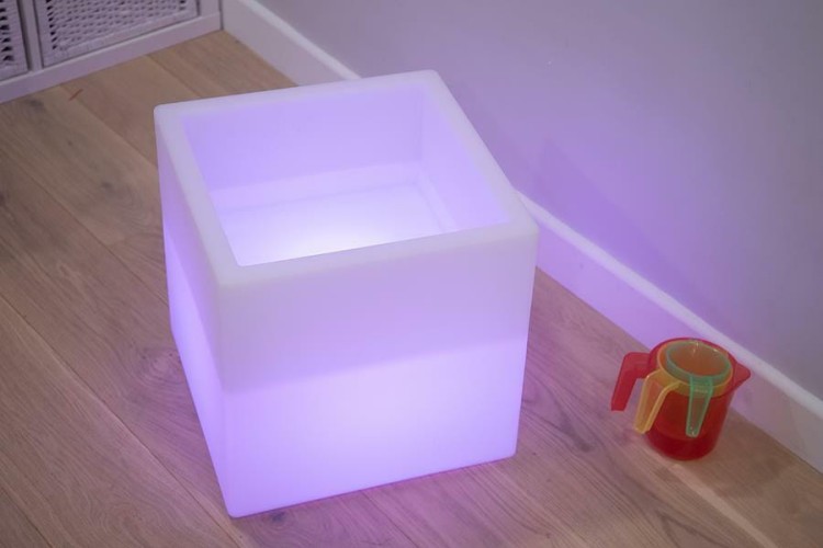 Podświetlany mały stolik sensoryczny z zagłębieniem