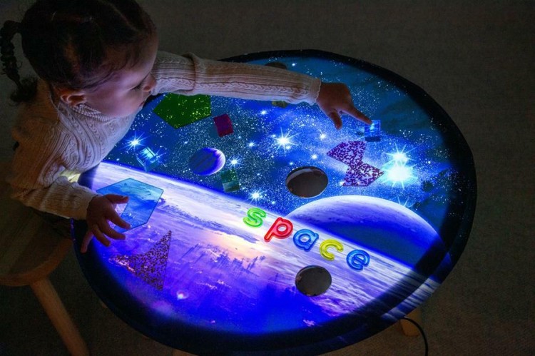 Mata do stolików sensorycznych kosmos