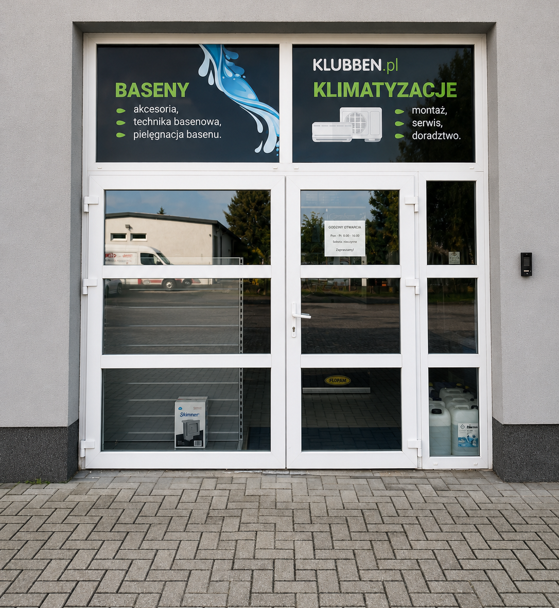 Wejście do showroomu Klubben Polska w Cielu