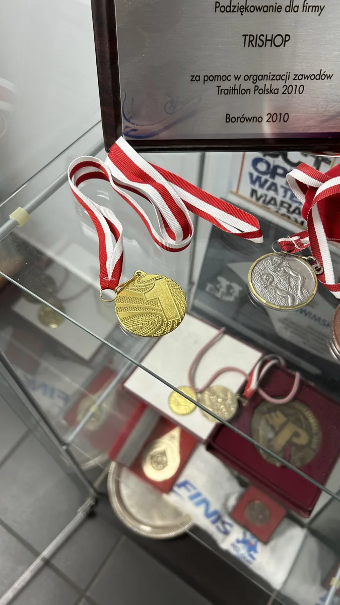 Medale i podziękowania od organizatorów zawodów sportowych