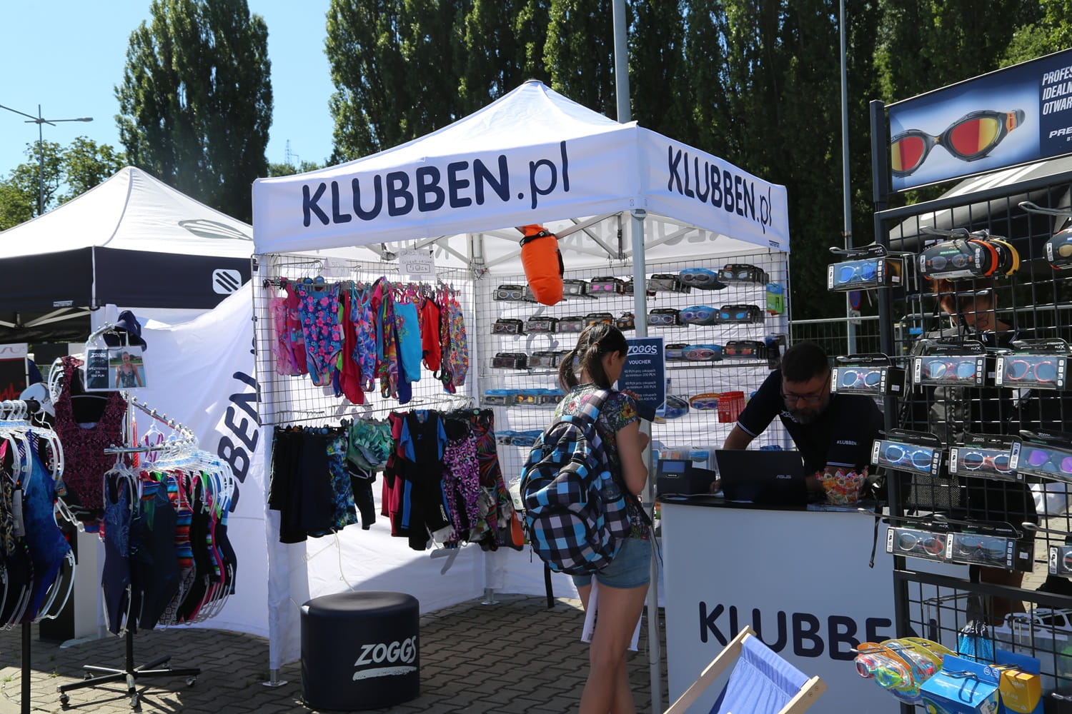 Wnętrze showroomu Klubben Polska — ekspozycja sprzętu pływackiego